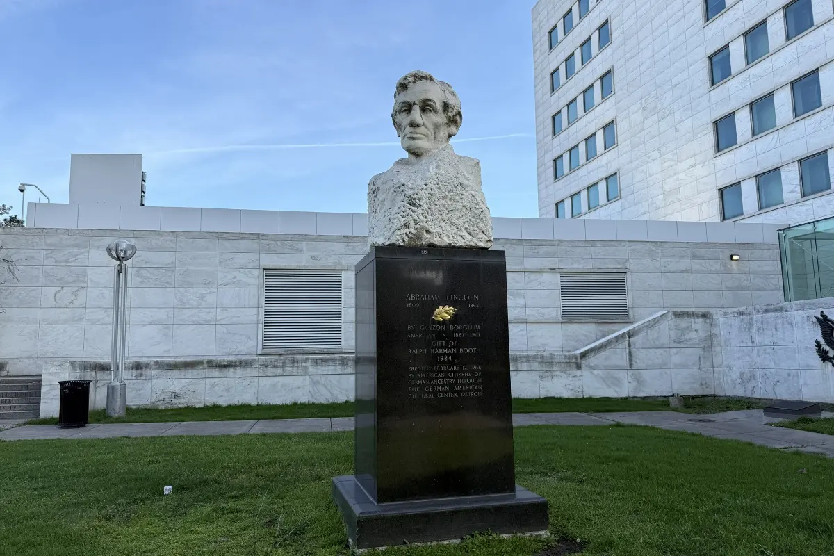 The statue of Abraham Lincoln