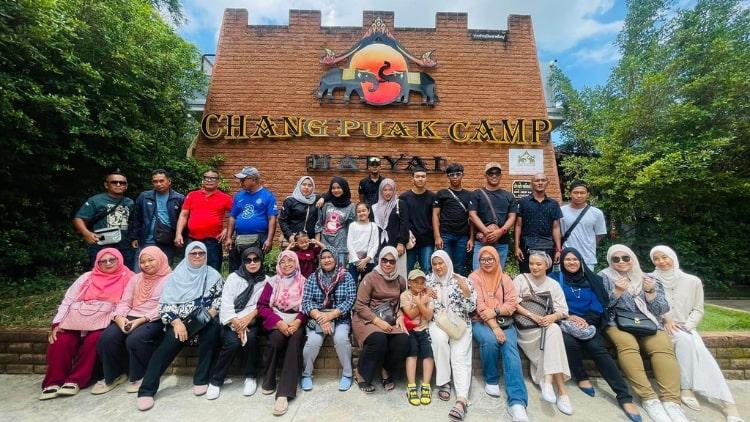 Exciting Private Day Tour to Maeklong Railway & Damnoen Saduak Floating Market from Bangkok – Authentic Thailand Experience