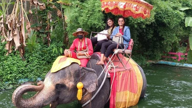 Exciting Private Day Tour to Maeklong Railway & Damnoen Saduak Floating Market from Bangkok – Authentic Thailand Experience