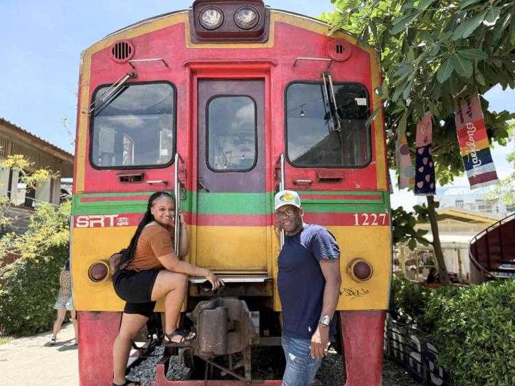 Unforgettable Private Tour to Floating Market and Maeklong Railway