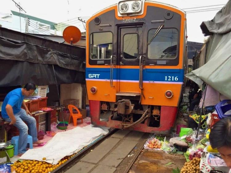 Unforgettable Private Tour to Floating Market and Maeklong Railway