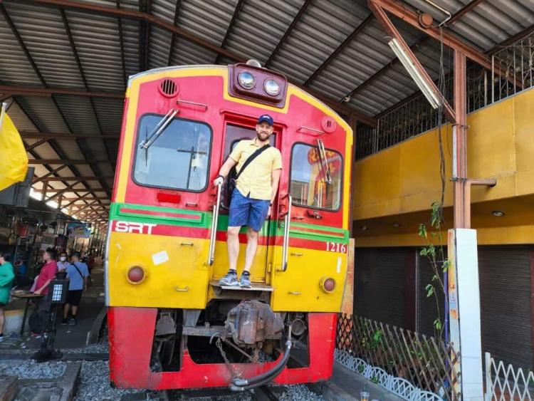 Unforgettable Private Tour to Floating Market and Maeklong Railway